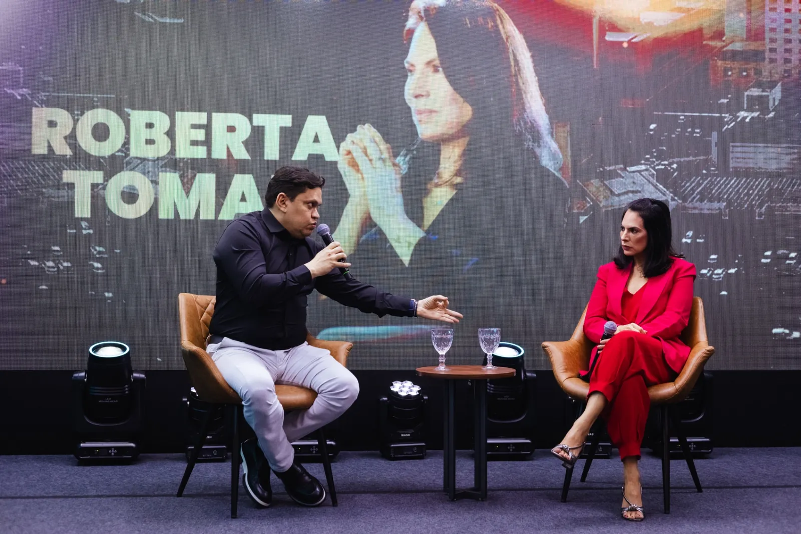 Entrevista com Roberta Toma no palco do clube de negócios CMN Business